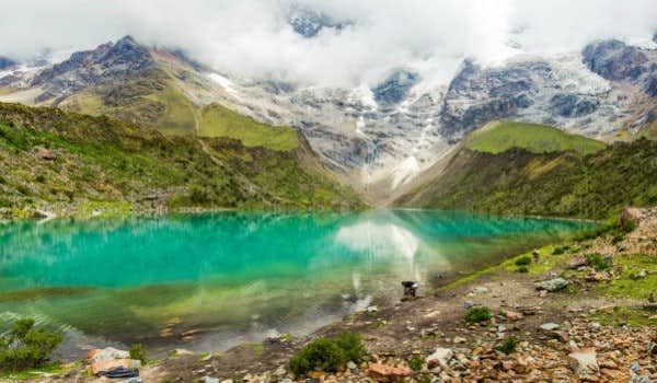 laguna verde con il ghiacciaio di Salkantay sullo sfondo nel trekking di Salkantay