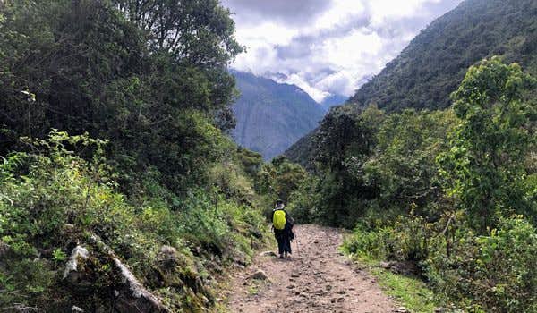 Valle tra montagne innevate durante il Salkantay Trek in Perù