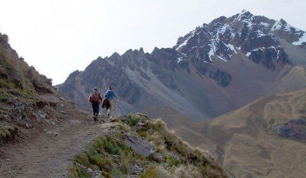 due escursionisti che attraversano il passo del Salkantay