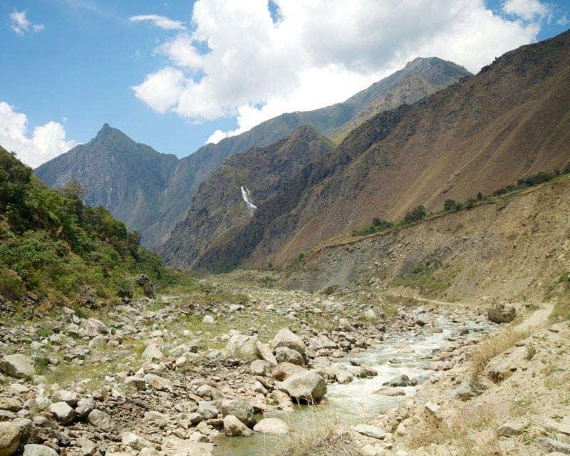 Vista su una valle con le montagne sullo sfondo durante il trekking di Salkantay