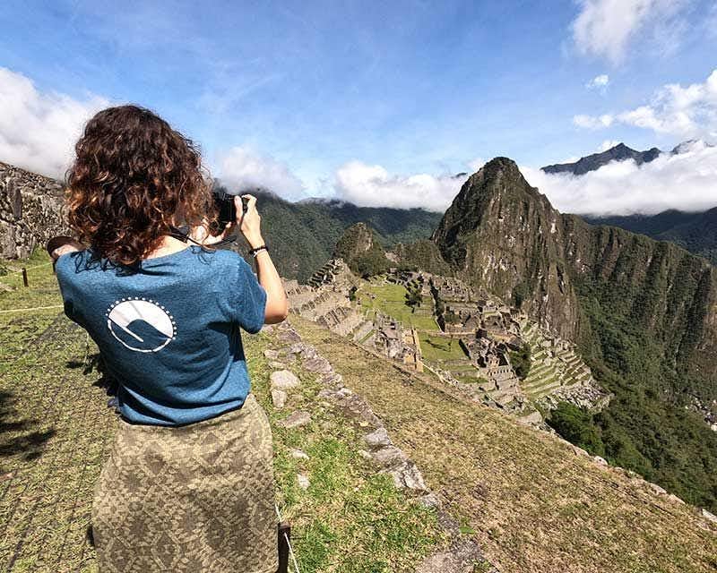 ragazza howlander nella città inca di Machu Picchu 
