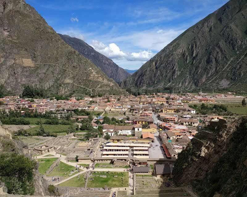 Vista del villaggio di Ollantaytambo durante il tour di Machu Picchu