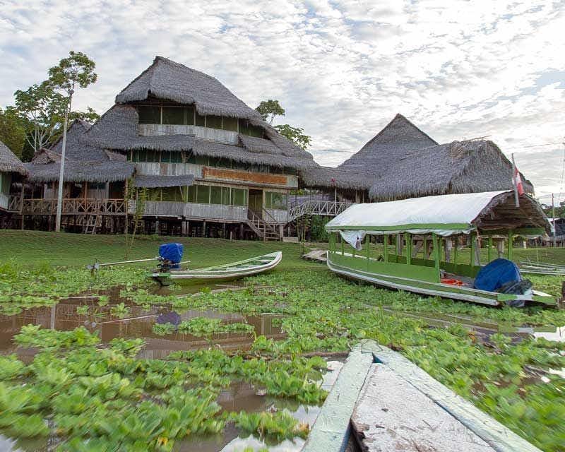 Primo piano di una canoa sul Rio delle Amazzoni sopra la giungla di Iquitos