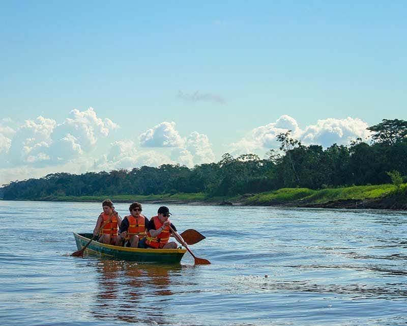 Esplorate l'Amazzonia con il massimo comfort, soggiornando in un Premium Lodge con piscina sulle rive del fiume.
