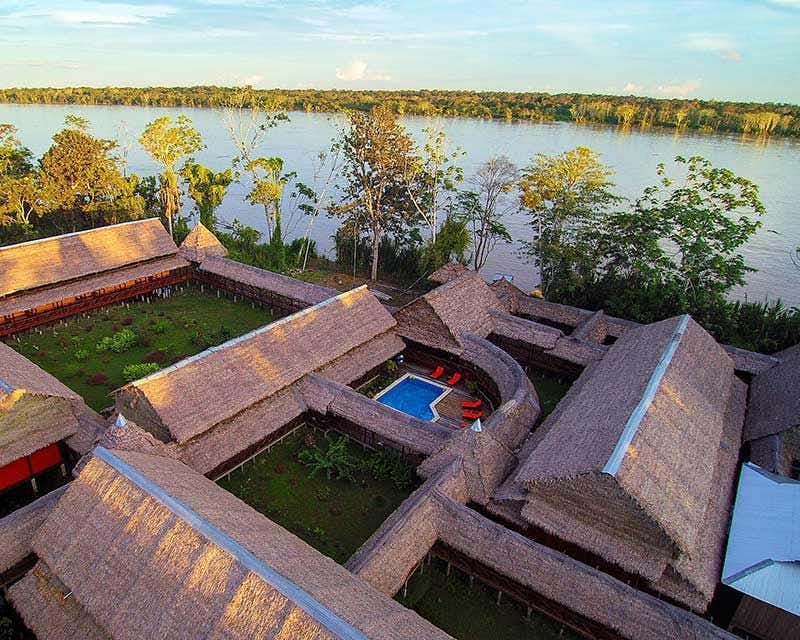 Esplorate l'Amazzonia con il massimo comfort, soggiornando in un Premium Lodge con piscina sulle rive del fiume.