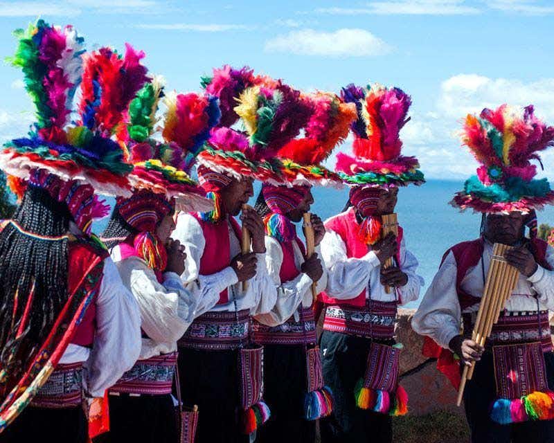 Gli abitanti del luogo festeggiano una peña a Luquina