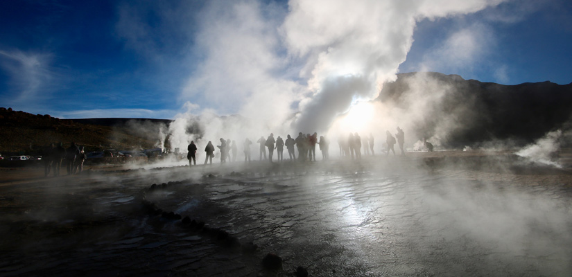 personas detras del vapor de geysers del tatio