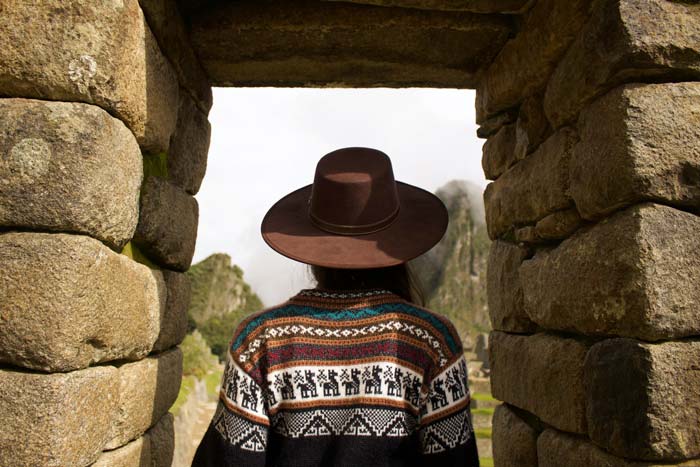 viajera de espaldas en Machu Picchu