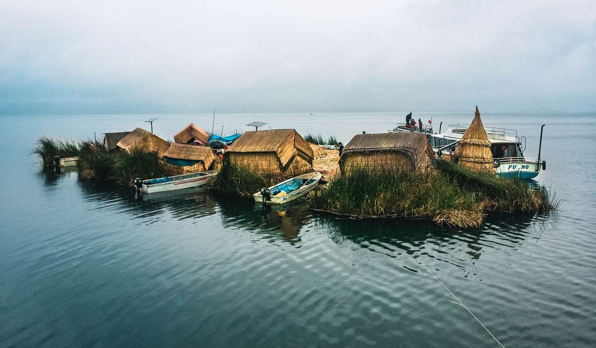 islas flotantes de los uros en el lago titicaca