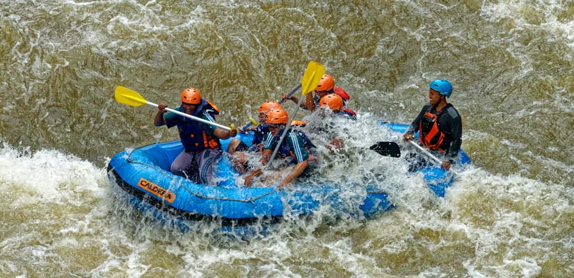 personas haciendo rafting en inca jungle