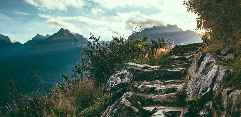 escalones de piedra en el camino del inca