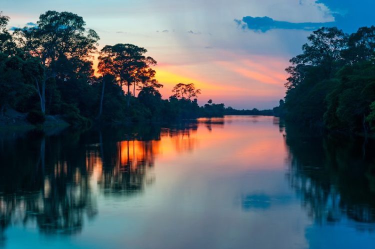 Atardecer en Iquitos en el río Amazonas