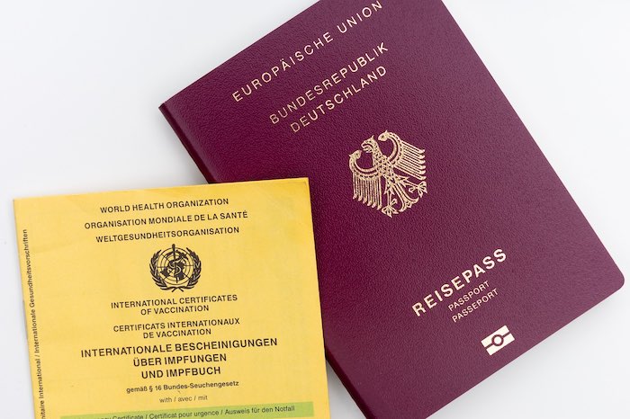 Pasaporte y certificado internacional con las vacunas necesarias para viajar