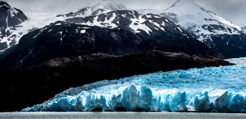 glaciar grey con montana nevada en patagonia