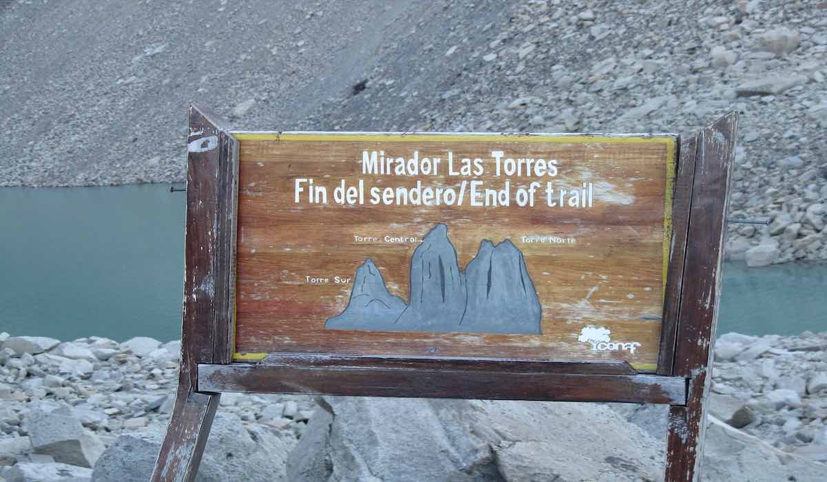 Cartel que señaliza las Torres del Paine