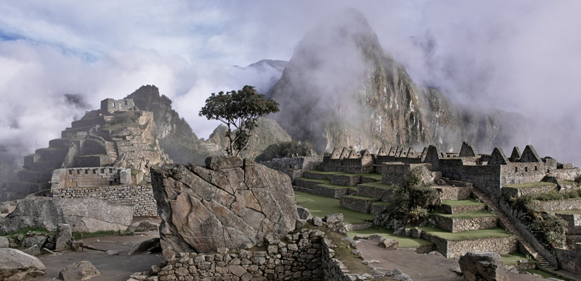 Ruinas de la plaza sagrada en el Machu Picchu