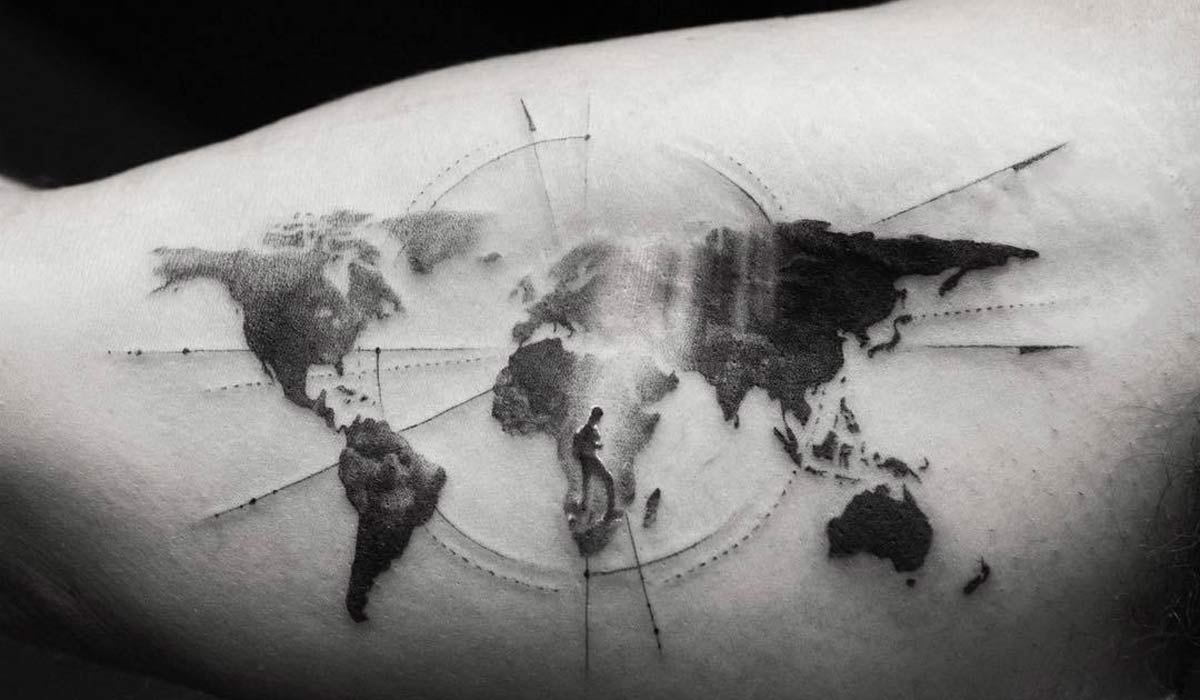 tatuaje de viajes del mundo en brazo en blanco y negro