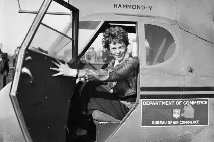 amelia earhart en un avion inspirada capitana marvel