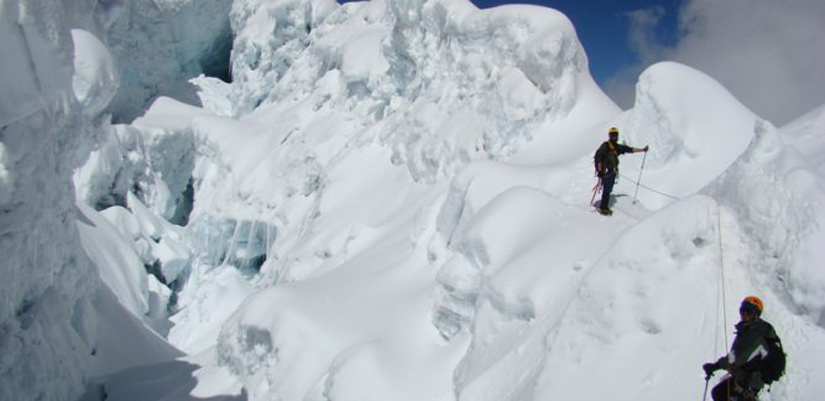 people climbing chimborazo with snow