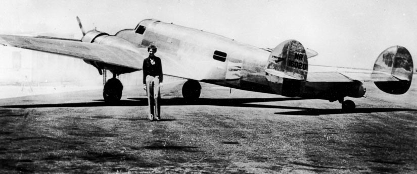 Amelia Earhart con su avioneta