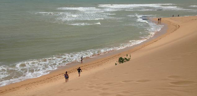 dunas de taroa junto al mar en Colombia