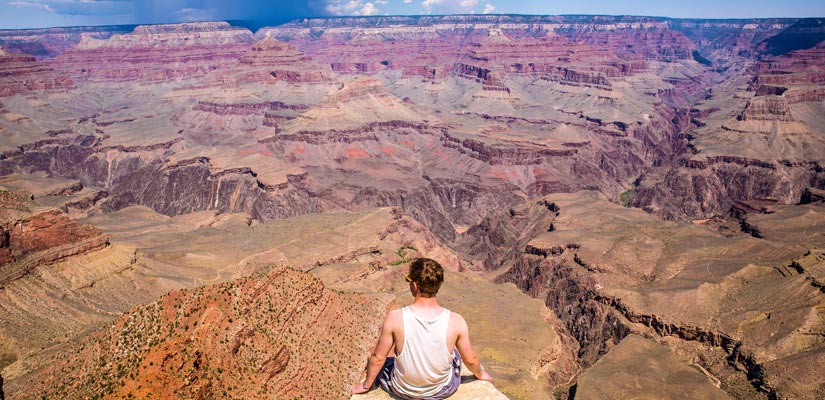 guy in a viewpoint in grand canyon
