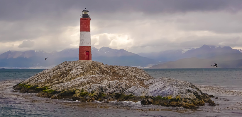 essential to do in ushuaia lighthouse end of the world