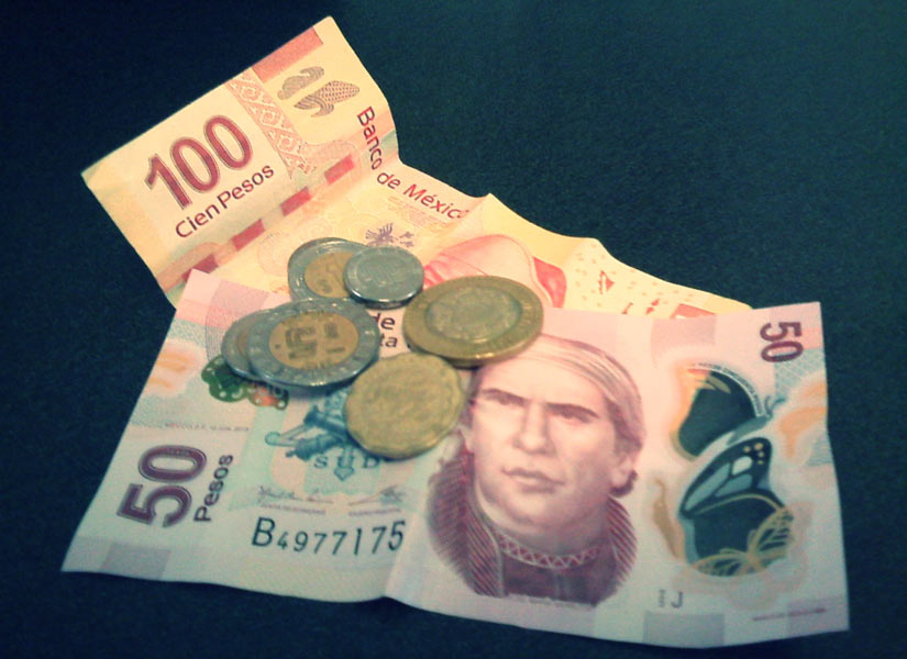 billetes y monedas de pesos mexicanos