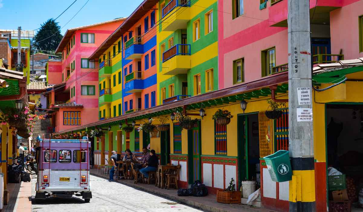 calle de colores colombiana