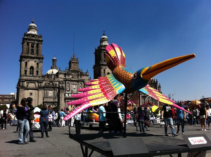 Gran alebrije en forma de pájaro en una plaza de México