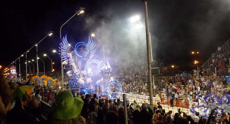 carroza desfilando en el carnaval de Gualeguaychú, Argentina