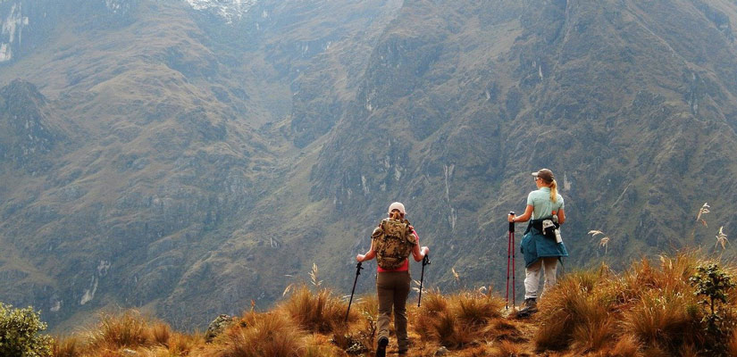 personas con bastones de trekking en montanas peru