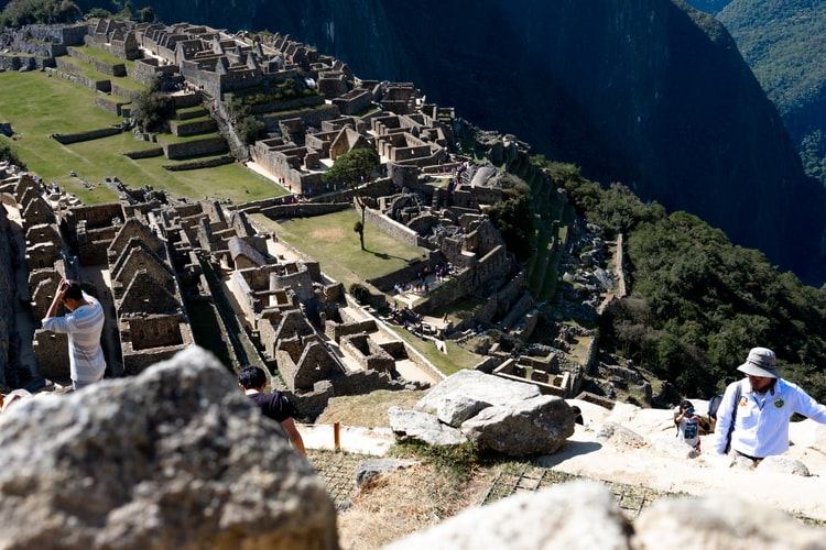 turistas visitando Machu Picchu