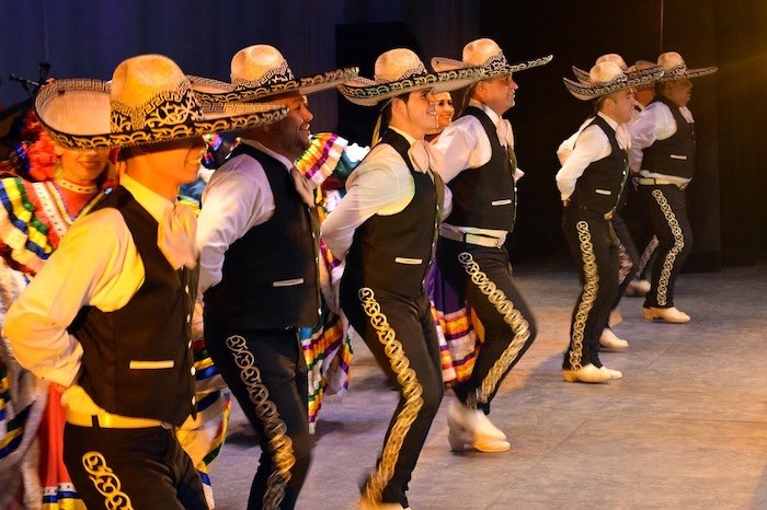 Grupo de mariachis cantando: tradiciones de México
