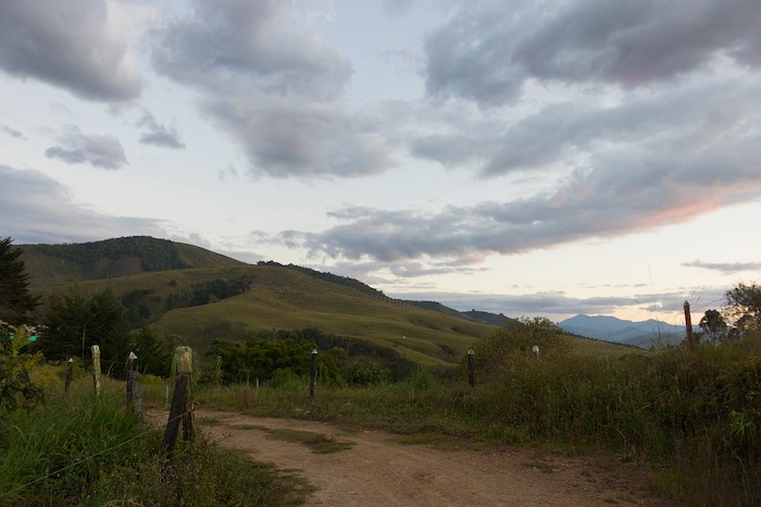 Camino de tierra en una zona rural en Colombia