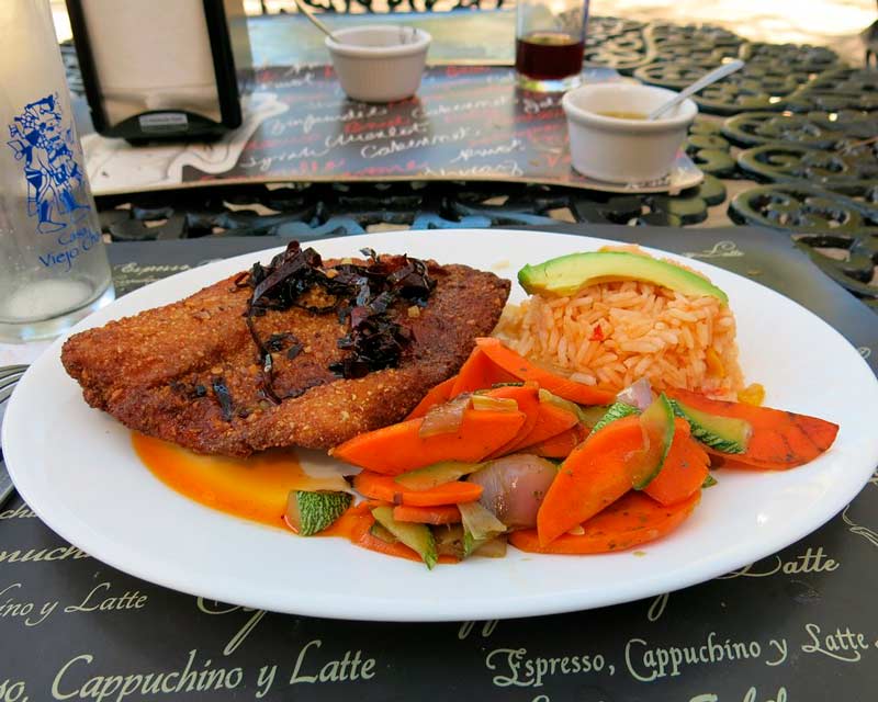 plato de carne con arroz y verduras en el Caribe