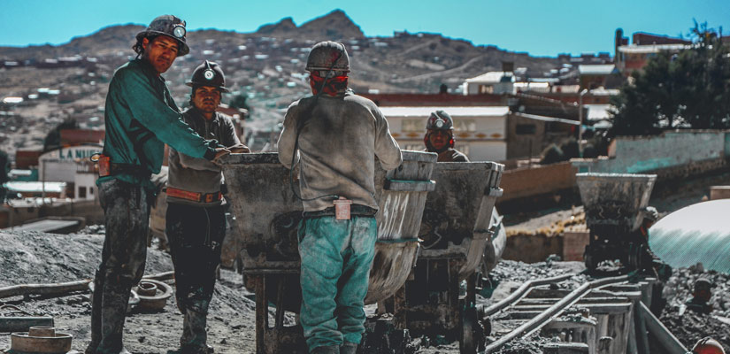 Mineros en cerro rico Potosí en Bolivia