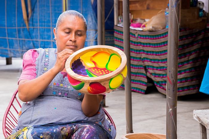 Mujer indígena haciendo artesanía
