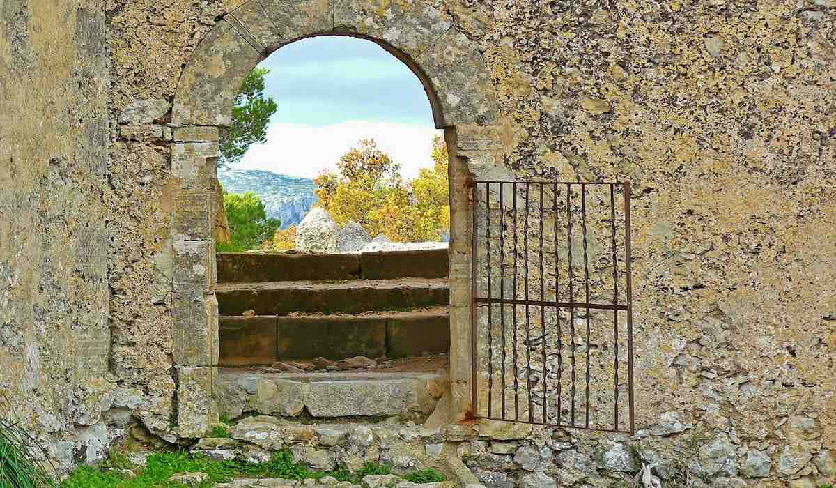 Vista de la naturaleza desde una puerta de piedra