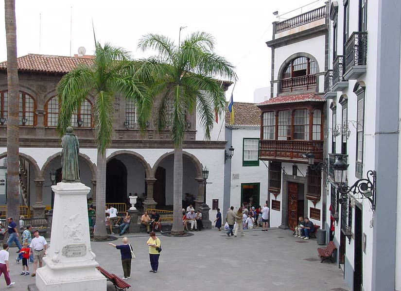 white colonial buildings in plaza de españa to see in santa cruz de la palma