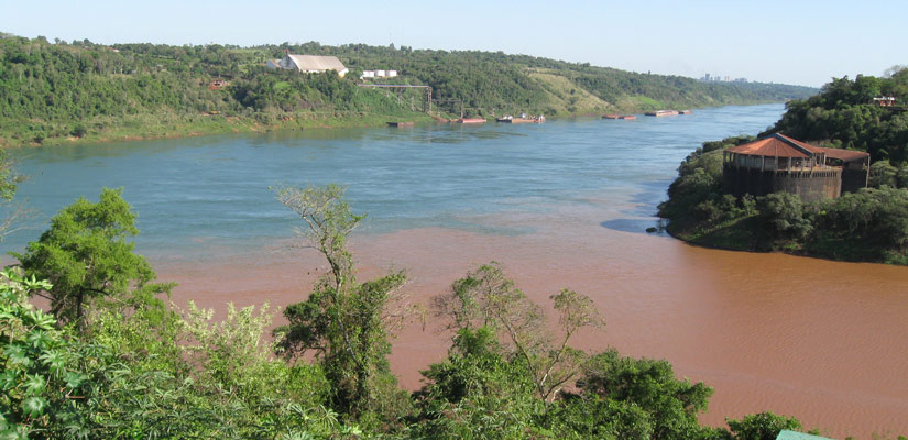 triple frontera en las cataratas de iguazú entre Paraguay, Argentina y Brasil