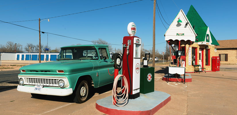 coche verde repostando gasolina