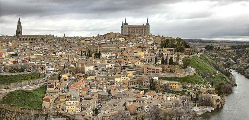 Vistas a la ciudad amurallada de Toledo con la catedral en lo mas alto