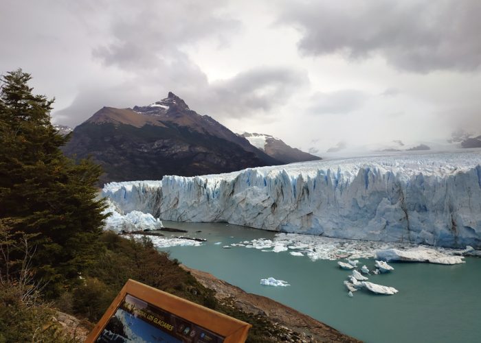 Die Vorderseite des Gletschers vom nächstgelegenen Steg aus gesehen

