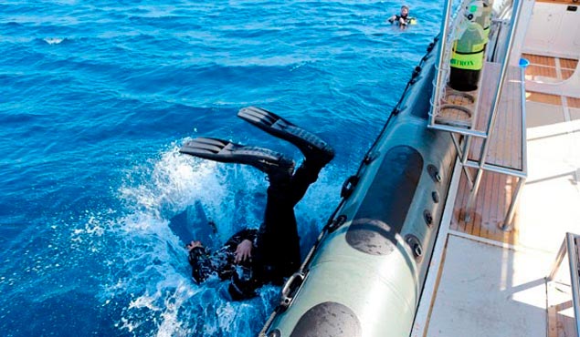 plongeur sautant du cadre dans la mer