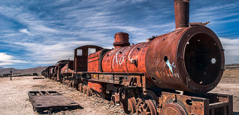 train abandonné dans le cimetière ferroviaire d'uyuni