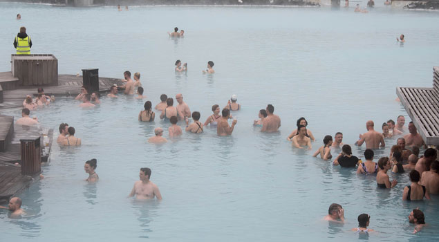 islandeses reunidos en aguas termales