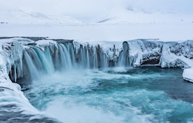 cascada godafoss con hielo Islandia
