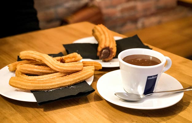 Churros con chocolate caliente en España