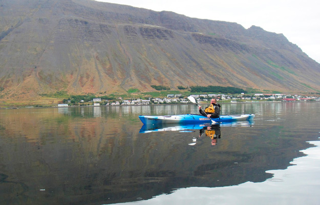 Persona haciendo kayak en Ísafjörður